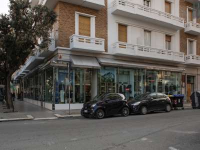 E poi gli esercizi commerciali storici, ospitati in palazzi ottocenteschi e battuti da generazioni di baresi: corso Cavour ne � piena